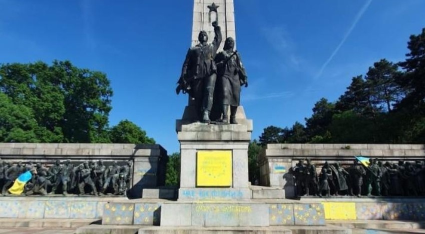 Паметникът в памет на загиналите в борбата против фашизма е